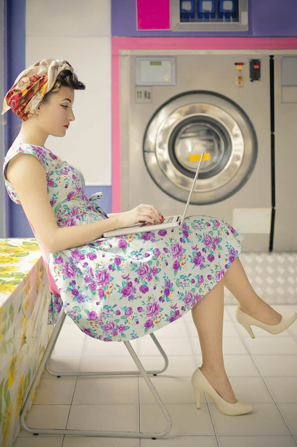 5 Astuces Élégantes pour Incorporer des Foulards en Soie à Votre Tenue de Soirée Chic